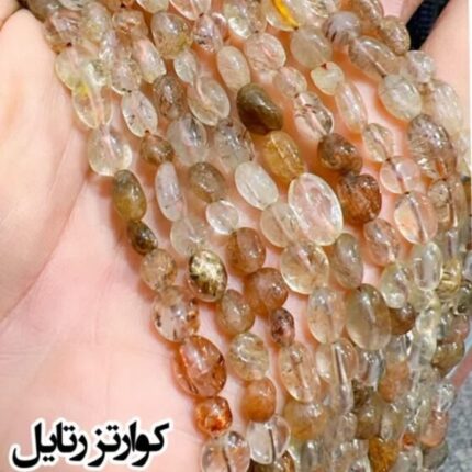 سنگ کوارتز رتایل یک نوع سنگ کوارتز است که دارای ریزتراکم‌های تاریک یا رنگی مشخص در ساختار سنگ است. این تراکم‌ها معمولاً در سطح سنگ مشاهده می‌شوند و به آن‌ها می‌دهد تا ظاهری خاص و منحصر به فرد داشته باشند. تفاوت رنگ و شکل تراکم‌ها با ویژگی‌های منحصر به فرد دیگری از سنگ‌های کوارتز را ایجاد می‌کند.
