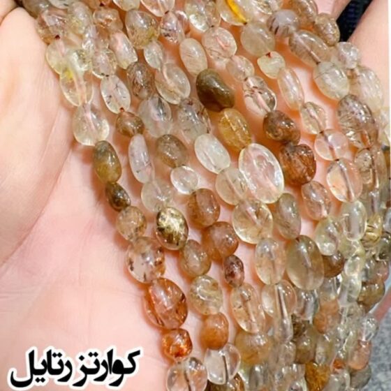 photo_2023-10-18_15-42-34-560x560 سنگ کوارتز رتایل یک نوع سنگ کوارتز است که دارای ریزتراکمهای تاریک یا رنگی مشخص در ساختار سنگ است. این تراکمها معمولاً در سطح سنگ مشاهده میشوند و به آنها میدهد تا ظاهری خاص و منحصر به فرد داشته باشند. تفاوت رنگ و شکل تراکمها با ویژگیهای منحصر به فرد دیگری از سنگهای کوارتز را ایجاد میکند.
