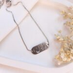 پلاک استیل یک انتخاب عالی برای افرادی است که دوست دارند زیورآلاتی با طراحی مدرن و ساده داشته باشند. پلاک‌های بدلیجات استیل معمولاً از جنس استیل ضدزنگ ساخته می‌شوند که دارای مقاومت بالا در برابر زنگ زدگی، اکسیداسیون و خوردگی است. این پلاک‌ها به خاطر طول عمر بالا و قابلیت تحمل در برابر شرایط سخت، بسیار مناسب برای استفاده روزمره و دائمی در زیورآلات هستند.