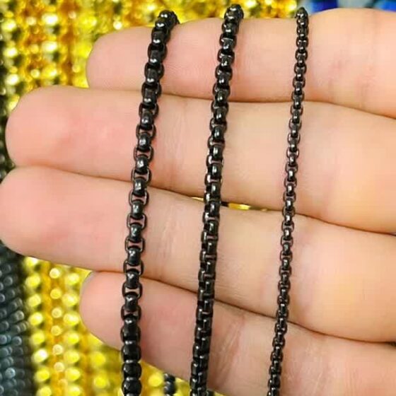 photo_2023-10-27_16-19-04-560x560 زنجیر استیل یکی از انواع زنجیرها است که از جنس استیل ساخته شده است و به عنوان یک لوازم جواهرات یا اکسسوری مورد استفاده قرار میگیرد. این نوع زنجیرها معمولاً برای تزئین گردنبند، دستبند، انگشتر و سایر جواهرات استفاده میشود. زنجیر استیل به دلیل قدرت، زیبایی و مقاومت آن برای زنگ زدن و کشیده شدن، بسیار محبوب است و میتواند به عنوان یک لوازم جواهرات برای استفاده روزانه یا مجلسی مناسب باشد.
