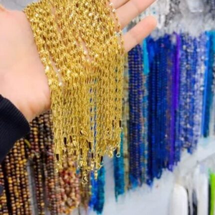 گردنبند‌های استیل یکی از پرطرفدادترین و محبوبترین انواع جواهرات برای آقایان و بانوان می‌باشند. این جواهرات از جنس استیل ضدزنگ و با کیفیت بالا تولید می‌شوند و اغلب دارای طراحی‌های مدرن و شیک هستند. این گردنبندها معمولا به علت مقاومت زیاد استیل در برابر خوردگی و خراشیدگی ، طول عمر بالا و قابلیت ترکیب با انواع استایل‌ها و لباس‌ها، بسیار محبوب می‌باشند.