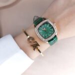 ساعت‌های با بند چرمی یک انتخاب شیک و زیبا برای استفاده روزمره یا مناسبت‌های خاص می‌باشند. بند چرمی به ساعت یک ظاهر کلاسیک و ارگانیک می‌بخشد و در کنار دقت و نوآوری تکنولوژیک، زیبایی طبیعی چرم، ظاهر ساعت را تکمیل می‌کند