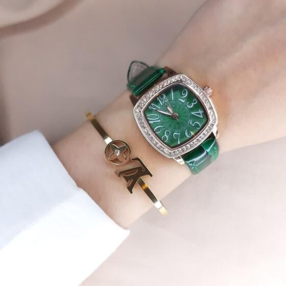 photo_2023-11-04_16-12-35-560x560 ساعتهای با بند چرمی یک انتخاب شیک و زیبا برای استفاده روزمره یا مناسبتهای خاص میباشند. بند چرمی به ساعت یک ظاهر کلاسیک و ارگانیک میبخشد و در کنار دقت و نوآوری تکنولوژیک، زیبایی طبیعی چرم، ظاهر ساعت را تکمیل میکند