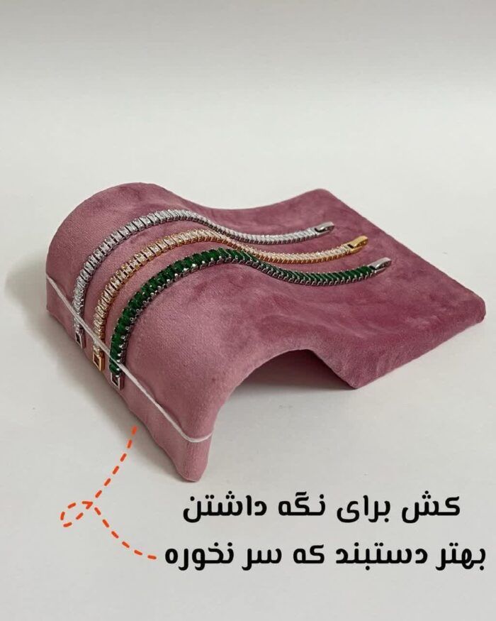 استند مخمل یک جزء زینتی و مفید است که برای نگهداری و نمایش انواع جواهرات و زیورآلات استفاده می‌شود. این استندها از مواد نرم و ملایم مخمل ساخته شده و به زیبایی و شیکی قطعات زینتی کمک می‌کنند.