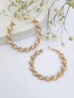 گوشواره‌های برند ژوپینگ، به عنوان یکی از برندهای معروف و محبوب در زمینه جواهرسازی شناخته شده اند. این برند معمولاً طراحی‌های بسیار زیبا و منحصر به فردی را در زمینه گوشواره‌ها ارائه می‌دهد و محصولات آن جزو محصولات لوکس و با کیفیت معتبر در بازار هستند