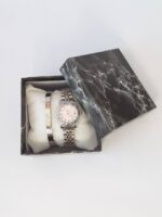 هارد باکس بدلیجات یک وسیله مفید و کارآمد برای نگهداری، حمل و حفظ بدلیجات و جواهرات می‌باشد. این جعبه‌ها معمولاً از مواد مانند چوب، پلاستیک، فلز یا مخمل ساخته شده اند و معمولاً طراحی زیبا و متناسبی دارند که به امکان نشان دادن بدلیجات شما کمک می‌کنند. از هارد باکس بدلیجات برای نگهداری بدلیجات مختلف مانند گوشواره‌ها، انگشترها، زنجیره‌ها، دستبندها و غیره استفاده می‌شود.