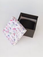 هارد باکس بدلیجات یک وسیله مفید و کارآمد برای نگهداری، حمل و حفظ بدلیجات و جواهرات می‌باشد. این جعبه‌ها معمولاً از مواد مانند چوب، پلاستیک، فلز یا مخمل ساخته شده اند و معمولاً طراحی زیبا و متناسبی دارند که به امکان نشان دادن بدلیجات شما کمک می‌کنند. از هارد باکس بدلیجات برای نگهداری بدلیجات مختلف مانند گوشواره‌ها، انگشترها، زنجیره‌ها، دستبندها و غیره استفاده می‌شود.