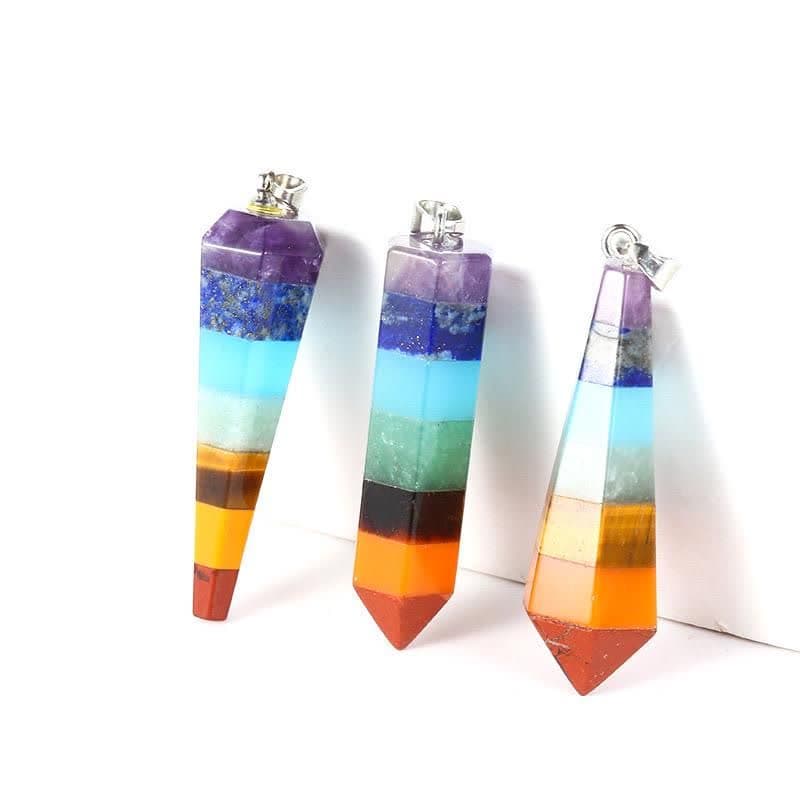 photo_2024-05-14_18-17-13 ، یا همچنین به عنوان سنگ منشور هفت رنگ شناخته میشود، یک سنگ قدیمی و مقدس است که از زمان های باستان در فلسفه هندو و بودایی استفاده میشد. این سنگ منشور شامل هفت برجستگی رنگارنگ است که به عنوان نمایانگر هفت چاکرا یا نقاط انرژی فردی در بدن انسان شناخته میشوند. هر چکرا به یک رنگ و معنای خاص ارتباط دارد و از جمله این چاکراها عبارتند از: چاکرای ریشه (رنگ قرمز)، چاکرای ساکرال (رنگ نارنجی)، چاکرای ناف (رنگ زرد)، چاکرای قلب (رنگ سبز)، چاکرای گلو (رنگ آبی)، چاکرای سوم چشم (رنگ ارغوانی) و چاکرای تاج (رنگ بنفش). این سنگ منشور معمولاً به عنوان یک نماد انرژی و تعادل روحانی در کاربردها و کریستال تراپی استفاده میشود.