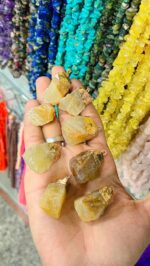 سنگ جواهر سیترین یک سنگ قیمتی و زیبا با فواید زیاد است که از آن می‌توان برای درمان‌های مختلف استفاده کرد. برخی از فواید این سنگ عبارتند از: 1. افزایش انرژی: سیترین به عنوان یک سنگ انرژی‌بخش شناخته می‌شود که انرژی ویتامین C خود را از موارد محیطی دریافت می‌کند و آن را در اطراف خود منتشر می‌کند. 2. ضد استرس: سیترین از نظر روانی کمك می‌كند سیگنال‌های مختلفی از درون مغز روانی انرژی و اعتماد به نفس به درون مغز ایجاد می‌کند و از این طریق عملكرد بخش های مختلف مغز روانی را بهبود می‌بخشد. 3. تقویت اعتماد به نفس: سیترین آدم را مطمئن می‌کند وباعث می‌شود كه در مواجهه با چیزهای مختلف زیاده روی نكند. این سنگ همچنین احساس بزرگی و پرخطر بودن را برای جلب توجه (اگر رفتار درست را نداشته باشد) از طرف دیگران در افراد به وجود می‌آورد. 4. کاهش عوارض جانبی بیماری: سیترین از جمله سنگ های کاهنده استرس است که معمولا در مواقع نیاز روزمره در هنگام خوردن داروهای جنون آور (مانند داروهای هاسپاریواید از فامیل استیمینت ها) به کار می‌روند. 5. تقویت سیستم ایمنی: سیترین اثر بیولوژیکی مثبتی بر روی سیستم ایمنی بدن دارد و این سنگ می‌تواند به دفع سریع تر باکتری‌ها و ویروس‌های مختلف در بدن کمک کند.