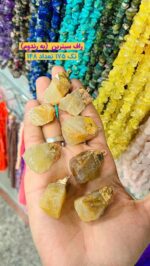 سنگ سیترین یک نوع سنگ قیمتی است که از خانواده کوارتز به حساب می‌آید. این سنگ به رنگ‌های زرد، نارنجی، قرمز، قهوه‌ای و زرد کدر معروف است و بسیار شفاف و زیبا است. سیترین اغلب در جواهرات استفاده می‌شود و به عنوان سنگ تولیدی هم شناخته می‌شود. از خصایص این سنگ می‌توان به افزایش انرژی مثبت، جلب ثروت و افزایش خلاقیت اشاره کرد.