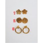 گوشواره یک جواهرات زیبا و مورد علاقه بسیاری از زنان است که به گوش قرار می گیرد. این تکه زیبایی با متنوع بودن طرح ها، اندازه ها و مواد ساخته شده از طلا، نقره، الماس و سنگ های قیمتی دیگر، می تواند به تنوع لباس و سلیقه های مختلف سازگاری مناسبی داشته باشد. گوشواره به عنوان یک اکسسوری ماندگار و زیبا، می تواند جلوه و زیبایی ویژه ای به ظاهر شما ببخشد و از تکمیل کننده های مناسب برای هر نوع لباس و سبکی باشد.