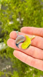 گردنبند یین یانگ یک جواهر زیبا و معنوی است که به عنوان یک نماد از تعادل و هماهنگی در فلسفه چینی شناخته می‌شود. یین و یانگ نمایانگر دو نیروی متضاد در جهان هستند که با هم تعادل و هماهنگی را خلق می‌کنند. این گردنبند می‌تواند یک هدیه ایده‌آل برای دوستان و خانواده باشد و باعث زیبایی و شکوه ظاهری شما شود.