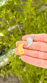 «یین یانگ» یک عبارت که در زبان چینی است و به توازن و هماهنگی بین دو قطب مخالف و متضاد اشاره دارد. این دو قطب در فلسفه چینی نشان‌دهنده‌ی مفهوم‌ها و ویژگی‌های مختلفی می‌باشند مانند زن و مرد، شب و روز، تاریکی و نور و… به طور کلی یین به موجودات و پدیده‌های زیرین و یا ملایمی و کم‌نیرو وابسته است. به عنوان نمونه: زمین به یین و میهن ما به یین مربوط می‌شوند.