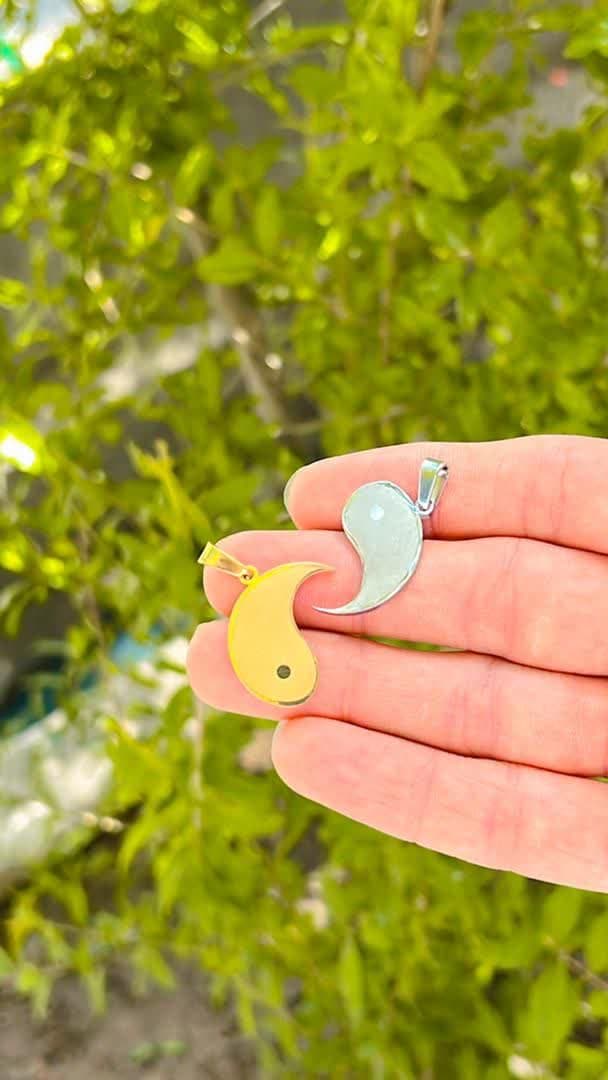 photo_2024-05-23_05-55-29 «یین یانگ» یک عبارت که در زبان چینی است و به توازن و هماهنگی بین دو قطب مخالف و متضاد اشاره دارد. این دو قطب در فلسفه چینی نشاندهندهی مفهومها و ویژگیهای مختلفی میباشند مانند زن و مرد، شب و روز، تاریکی و نور و… به طور کلی یین به موجودات و پدیدههای زیرین و یا ملایمی و کمنیرو وابسته است. به عنوان نمونه: زمین به یین و میهن ما به یین مربوط میشوند.