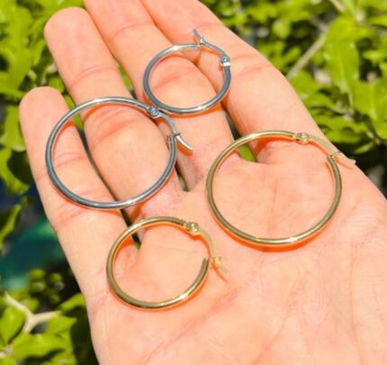 گوشواره استیل حلقه ای یک سبک مدرن و زیبا از گوشواره های استیل است که با طراحی ساده و شیک خود می‌تواند به هر لباسی زیبایی و شیاقت بخشد. این نوع گوشواره‌ها اغلب دارای یک یا چند حلقه از جنس استیل هستند که به صورت زیبا و زوی دیزاین شده‌اند و معمولا به رنگ نقره ای یا طلا درخشان در آمده‌اند. این گوشواره ها می‌توانند به عنوان یک اکسسوری شیک و معاصر برای هر مناسبتی استفاده شوند و با سایر لوازم جواهرات و اکسسوری‌های شما هماهنگ می‌شوند.
