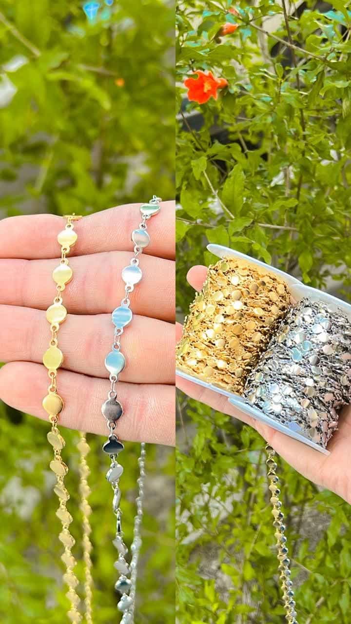 photo_2024-05-27_18-27-22 ک جزء از تزئینات شیک و مدرن، زنجیر آویز دار یک زنجیر زیبا با یک آویز دل پسند است. این نوع زنجیرها معمولا از جنس فلزی یا گرداب شیشه ای ساخته می شوند و می توانند به عنوان یک جهنده شیک در گردن یا دستبند استفاده شوند. زنجیر آویز دار با انواع مختلف طراحی و سایزها در بازار موجود است و می توانید بر اساس سلیقه خود یکی انتخاب کنید.