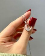 بدلیجات سوارسکی یکی از برندهای معتبر و محبوب در دنیای جواهرات و اکسسوری‌های زنانه است. این برند از سال 1895 تأسیس شده و از آن زمان تاکنون با طراحی‌های زیبا، کیفیت بالا و استفاده از مواد ارزشمند، محبوبیت زیادی کسب کرده است. بدلیجات سوارسکی انواع جواهرات شامل انگشترها، گوشواره‌ها، گردنبندها و دستبندها را با زیبایی و لطافت خاص خود عرضه می‌کند. از آنجا که این برند دارای قدمت و شهرت جهانی می‌باشد، بدلیجات سوارسکی به عنوان یکی از نشانه‌های لوکس و استایل در جواهرات شناخته می‌شود.