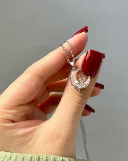 بدلیجات سوارسکی یکی از برندهای معتبر و محبوب در دنیای جواهرات و اکسسوری‌های زنانه است. این برند از سال 1895 تأسیس شده و از آن زمان تاکنون با طراحی‌های زیبا، کیفیت بالا و استفاده از مواد ارزشمند، محبوبیت زیادی کسب کرده است. بدلیجات سوارسکی انواع جواهرات شامل انگشترها، گوشواره‌ها، گردنبندها و دستبندها را با زیبایی و لطافت خاص خود عرضه می‌کند. از آنجا که این برند دارای قدمت و شهرت جهانی می‌باشد، بدلیجات سوارسکی به عنوان یکی از نشانه‌های لوکس و استایل در جواهرات شناخته می‌شود.