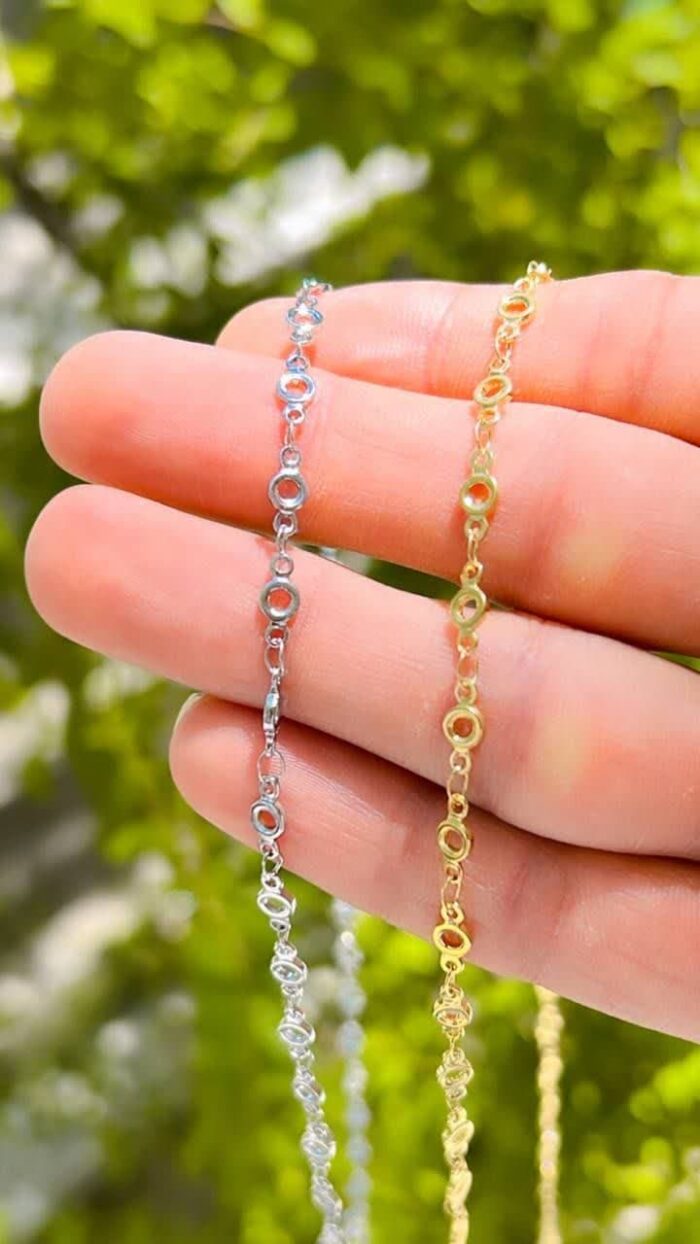 محصولی است که از استیل ساخته شده و به صورت حلقه ای طراحی شده است. این زنجیر معمولا برای استفاده به عنوان بدلیجات مورد استفاده قرار می‌گیرد و می‌تواند به صورت گردنبند، دستبند و یا انگشتر استفاده شود. زنجیر حلقه ای بدلیجات استیل معمولا دارای طرح‌ها و زیورات مختلفی است که به آن زیبایی و جذابیت می‌بخشد و می‌تواند به عنوان یک اکسسوری شیک و زیبا مورد استفاده قرار گیرد.
