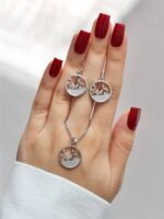 نیم ست سوارسکی شامل گردنبند و گوشواره به همراه زنجیر میباشد نگینهای سوارسکی مخراجکاری و ابکاری استیل میباشد همچمین از کیفیت بالایی برخوردار است