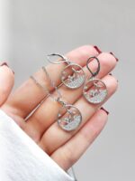 نیم ست سوارسکی شامل گردنبند و گوشواره به همراه زنجیر میباشد نگینهای سوارسکی مخراجکاری و ابکاری استیل میباشد همچمین از کیفیت بالایی برخوردار است