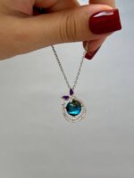 گردنبند سوارسکی همرراه زنجیر استیل میباشدنگینهای سوارسکی مخراجکاری و ابکاری استیل میباشد همچمین از کیفیت بالایی برخوردار است