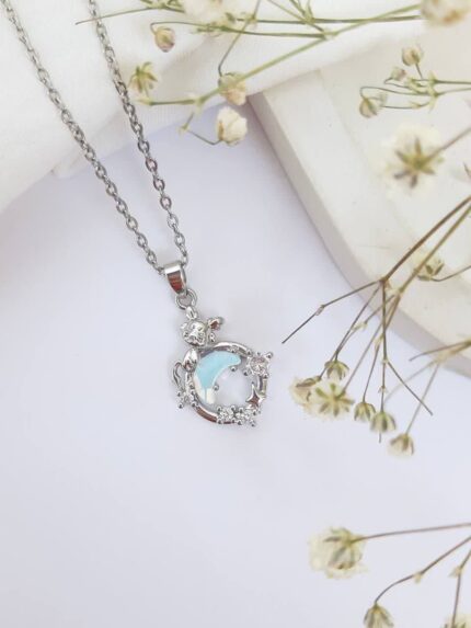 بدلیجات سوارسکی یکی از برندهای معتبر و محبوب در دنیای جواهرات و اکسسوری‌های زنانه است. این برند از سال 1895 تأسیس شده و از آن زمان تاکنون با طراحی‌های زیبا، کیفیت بالا و استفاده از مواد ارزشمند، محبوبیت زیادی کسب کرده است. بدلیجات سوارسکی انواع جواهرات شامل انگشترها، گوشواره‌ها، گردنبندها و دستبندها را با زیبایی و لطافت خاص خود عرضه می‌کند. از آنجا که این برند دارای قدمت و شهرت جهانی می‌باشد، بدلیجات سوارسکی به عنوان یکی از نشانه‌های لوکس و استایل در جواهرات شناخته می‌شود.