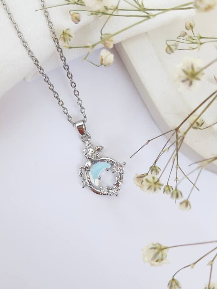 بدلیجات سوارسکی یکی از برندهای معتبر و محبوب در دنیای جواهرات و اکسسوری‌های زنانه است. این برند از سال 1895 تأسیس شده و از آن زمان تاکنون با طراحی‌های زیبا، کیفیت بالا و استفاده از مواد ارزشمند، محبوبیت زیادی کسب کرده است. بدلیجات سوارسکی انواع جواهرات شامل انگشترها، گوشواره‌ها، گردنبندها و دستبندها را با زیبایی و لطافت خاص خود عرضه می‌کند. از آنجا که این برند دارای قدمت و شهرت جهانی می‌باشد، بدلیجات سوارسکی به عنوان یکی از نشانه‌های لوکس و استایل در جواهرات شناخته می‌شود.