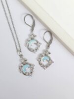 بدلیجات سوارسکی یکی از برندهای معتبر و محبوب در دنیای جواهرات و اکسسوری‌های زنانه است. این برند از سال 1895 تأسیس شده و از آن زمان تاکنون با طراحی‌های زیبا، کیفیت بالا و استفاده از مواد ارزشمند، محبوبیت زیادی کسب کرده است. بدلیجات سوارسکی انواع جواهرات شامل انگشترها، گوشواره‌ها، گردنبندها و دستبندها را با زیبایی و لطافت خاص خود عرضه می‌کند. از آنجا که این برند دارای قدمت و شهرت جهانی می‌باشد، بدلیجات سوارسکی به عنوان یکی از نشانه‌های لوکس و استایل در جواهرات شناخته می‌شود.