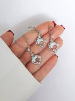 بدلیجات سوارسکی یکی از برندهای معتبر و محبوب در دنیای جواهرات و اکسسوری‌های زنانه است. این برند از سال 1895 تأسیس شده و از آن زمان تاکنون با طراحی‌های زیبا، کیفیت بالا و استفاده از مواد ارزشمند، محبوبیت زیادی کسب کرده است. بدلیجات سوارسکی انواع جواهرات شامل انگشترها، گوشواره‌ها، گردنبندها و دستبندها را با زیبایی و لطافت خاص خود عرضه می‌کند. از آنجا که این برند دارای قدمت و شهرت جهانی می‌باشد، بدلیجات سوارسکی به عنوان یکی از نشانه‌های لوکس و استایل در جواهرات شناخته می‌شود.