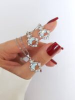 بدلیجات سوارسکی یکی از برندهای معتبر و محبوب در دنیای جواهرات و اکسسوری‌های زنانه است. این برند از سال 1895 تأسیس شده و از آن زمان تاکنون با طراحی‌های زیبا، کیفیت بالا و استفاده از مواد ارزشمند، محبوبیت زیادی کسب کرده است. بدلیجات سوارسکی انواع جواهرات شامل انگشترها، گوشواره‌ها، گردنبندها و دستبندها را با زیبایی و لطافت خاص خود عرضه می‌کند. از آنجا که این برند دارای قدمت و شهرت جهانی می‌باشد، بدلیجات سوارسکی به عنوان یکی از نشانه‌های لوکس و استایل در جواهرات شناخته می‌شود.