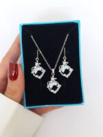 بدلیجات سوارسکی یکی از برندهای معتبر و محبوب در دنیای جواهرات و اکسسوری‌های زنانه است. این برند از سال 1895 تأسیس شده و از آن زمان تاکنون با طراحی‌های زیبا، کیفیت بالا و استفاده از مواد ارزشمند، محبوبیت زیادی کسب کرده است. بدلیجات سوارسکی انواع جواهرات شامل انگشترها، گوشواره‌ها، گردنبندها و دستبندها را با زیبایی و لطافت خاص خود عرضه می‌کند. از آنجا که این برند دارای قدمت و شهرت جهانی می‌باشد، بدلیجات سوارسکی به عنوان یکی از نشانه‌های لوکس و استایل در جواهرات شناخته می‌شود.