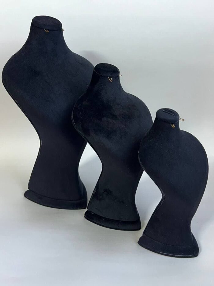 مانکن مخمل استندی برای نمایش محصولات مثل جواهرات طلا و بدلیجات برای مخاطب می بشد جنس مانکن پوشیده ار مخمل با کیفیت بالا می باشد