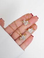 نیم ست سوارسکی شامل گردنبند و گوشواره به همراه زنجیر میباشد نگینهای سوارسکی مخراجکاری و ابکاری استیل میباشد همچمین از کیفیت بالایی برخوردار است