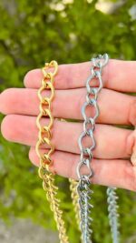 زنجیر استیل رولو در 2 رنگ طلایی و نقره ای مناسب برای بانوان و اقایان زنجیر دارای حلقه تراش و حلقه ساده می باشد که به زیبایی کار افزوده و رنگ ثابت میباشد که باعث اطمینان خاطر شما همراهان میگردد