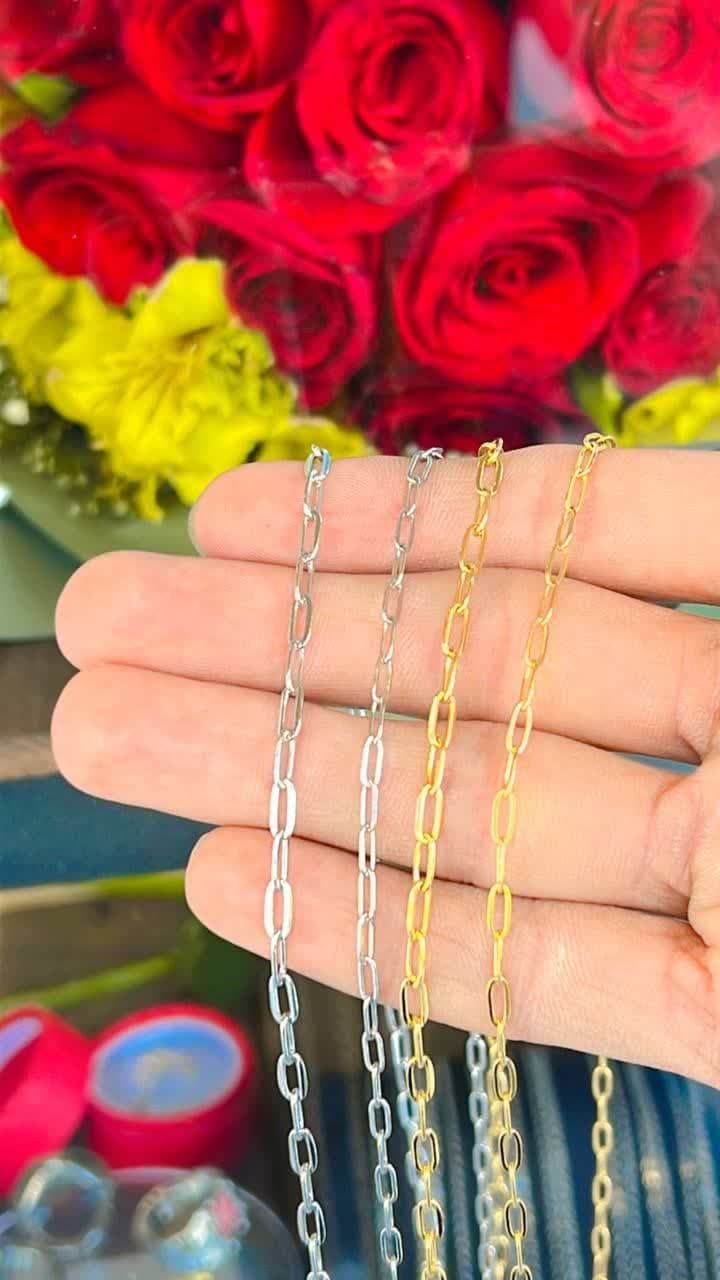 photo_2024-06-03_17-38-45 زنجیر بدلیجات استیل یک جزء جذاب و محبوب در جواهرات و اکسسوریهای مدرن است که به دلیل مقاومت بالا و زیبایی ظاهری آن، بسیار مورد توجه قرار گرفته است. این نوع زنجیرها از جنس استیل ساخته شدهاند که از آنجا که ضدزنگ بوده و قابلیت پوششدادن به آنها برای نور و حرارت بالا را دارند، بسیار محبوب میباشند. این زنجیرها معمولاً به صورت نواری یا گره خورده و در اندازهها و طرحهای مختلف موجود هستند. از زنجیرهای استیل برای ساخت گردنبندها، دستبندها، انگشترها و حتی گوشوارهها استفاده میشود و به دلیل دوام بالا، میتوانند به عنوان یک اکسسوری پایدار و ماندگار به مدت طولانی استفاده شوند.