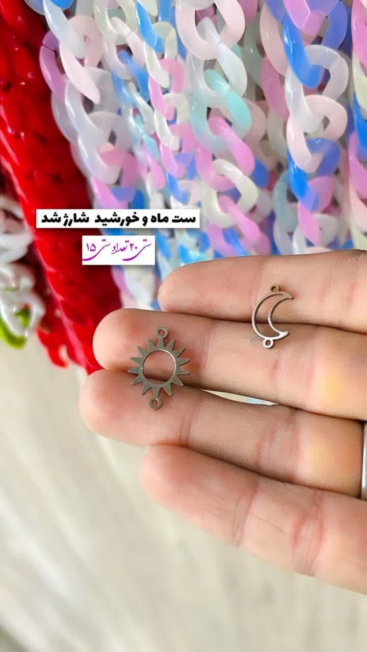 photo_2024-06-06_17-57-39 بدلیجات استیل یک انتخاب عالی برای افرادی است که به دنبال جواهرات مدرن، مقاوم و دوامپذیر هستند. بدلیجات استیل معمولاً از جنس استیل ضدزنگ (استیل فولادی) ساخته میشوند که از مقاومت بالا در برابر زنگ زدگی، خوردگی و سایش برخوردارند. این نهتنها باعث افزایش دوام و عمر مفید بدلیجات میشود بلکه این جواهرات معمولاً به قیمت مناسبی نیز عرضه میشوند.