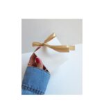 جعبه‌های جواهرات با روبان دار در واقع برای نگهداری و حمل آسان جواهرات طراحی شده‌اند. این جعبه‌ها علاوه بر اینکه جواهرات را درون خود نگهداری می‌کنند، دارای یک روبان یا دسته هستند که به شما این امکان را می‌دهد که آن را به صورت آسان و راحت بر دوش یا به دستتان بگیرید. از جعبه‌های جواهرات با روبان دار به طور گسترده برای محافظت و نگهداری انواع جواهرات استفاده می‌شود از جمله مروارید، زنجیره‌ها، انگشترها، دستبندها، گوشواره‌ها و غیره. داشتن یک جعبه با روبان دار می‌تواند به شما کمک کند تا جواهرات خود را در دسترس داشته باشید و از خطرات خوردگی، خراشیدگی یا از دست رفتن آنها در اثر نادرست نگهداری جلوگیری کنید. علاوه بر این، از جعبه‌های جواهرات با روبان دار برای هدیه دادن جواهرات به دیگران نیز بسیار استفاده می‌شود. زمانی که شما می‌خواهید یک هدیه شیک و زیبا به دوست یا خانواده‌اتان بدهید، جعبه با روبان دار می‌تواند به عنوان بسته‌بندی جذاب برای جواهرات شما خدمت کند و جواهرات را به شکلی شیک و زیبا به گیرنده‌ی هدیه نشان دهد.