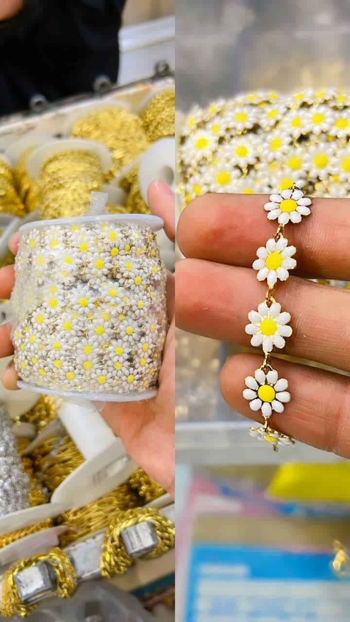 photo_2024-06-13_10-51-54 زنجیر استیل بابونه یک نوع زیورآلات است که از جنس استیل و با طرح بابونه ساخته شده است. این نوع زنجیر معمولاً شامل یک زنجیر استیلی با طرح بابونهای به شکل گل دار و زیبا است. زنجیر های استیلی به دلیل مقاومت و طولانی مدتی که دارند، بسیار محبوب است و طرحهای مختلفی برای آنها وجود دارد. زنجیر استیل بابونه میتواند به عنوان یک زیورآلات مدرن و زیبا برای استفاده روزمره یا محافل و رویدادهای ویژه باشد. این نوع زنجیرها معمولاً با لباسهای رسمی یا کژوال به خوبی ترکیب میشوند و زیبایی خاصی را به استایل شما اضافه میکنند.