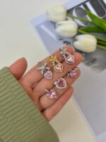 بدلیجات سوارسکی یکی از معروف‌ترین برندهای جواهرات و لوازم زیبایی جهان می‌باشد که از الماس‌های تراش‌یافته شده، کریستال‌های بلورین و الماس‌های مصنوعی برای تولید زیورآلات شیک و لوکس استفاده می‌کند. بدلیجات سوارسکی با طراحی‌های زیبا، براق و منحصر به فردش، جذابیت و شکوهی خاص را به جواهرات می‌بخشد. بدلیجات سوارسکی معمولاً به عنوان هدیه‌ای ویژه برای مناسبت‌های خاص و مهمانی‌ها انتخاب می‌شوند