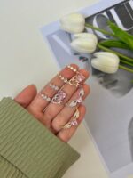 بدلیجات سوارسکی یکی از معروف‌ترین برندهای جواهرات و لوازم زیبایی جهان می‌باشد که از الماس‌های تراش‌یافته شده، کریستال‌های بلورین و الماس‌های مصنوعی برای تولید زیورآلات شیک و لوکس استفاده می‌کند. بدلیجات سوارسکی با طراحی‌های زیبا، براق و منحصر به فردش، جذابیت و شکوهی خاص را به جواهرات می‌بخشد. بدلیجات سوارسکی معمولاً به عنوان هدیه‌ای ویژه برای مناسبت‌های خاص و مهمانی‌ها انتخاب می‌شوند