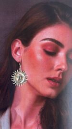 گوشواره ورشو به عنوان یک جز زینتی و شیک و به عنوان یک اکسسوری مهم به خوبی با انواع استایل ها هماهانگی دارد بخصوص مهمانی و میتواند به زیبایی ظاهرفرد بیافزاید
