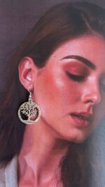 گوشواره ورشو به عنوان یک جز زینتی و شیک و به عنوان یک اکسسوری مهم به خوبی با انواع استایل ها هماهانگی دارد بخصوص مهمانی و میتواند به زیبایی ظاهرفرد بیافزاید