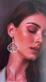 گوشواره ورشو به عنوان یک جز زینتی و شیک و به عنوان یک اکسسوری مهم به خوبی با انواع استایل ها هماهانگی دارد بخصوص مهمانی و میتواند به زیبایی ظاهرفرد بیافزاید