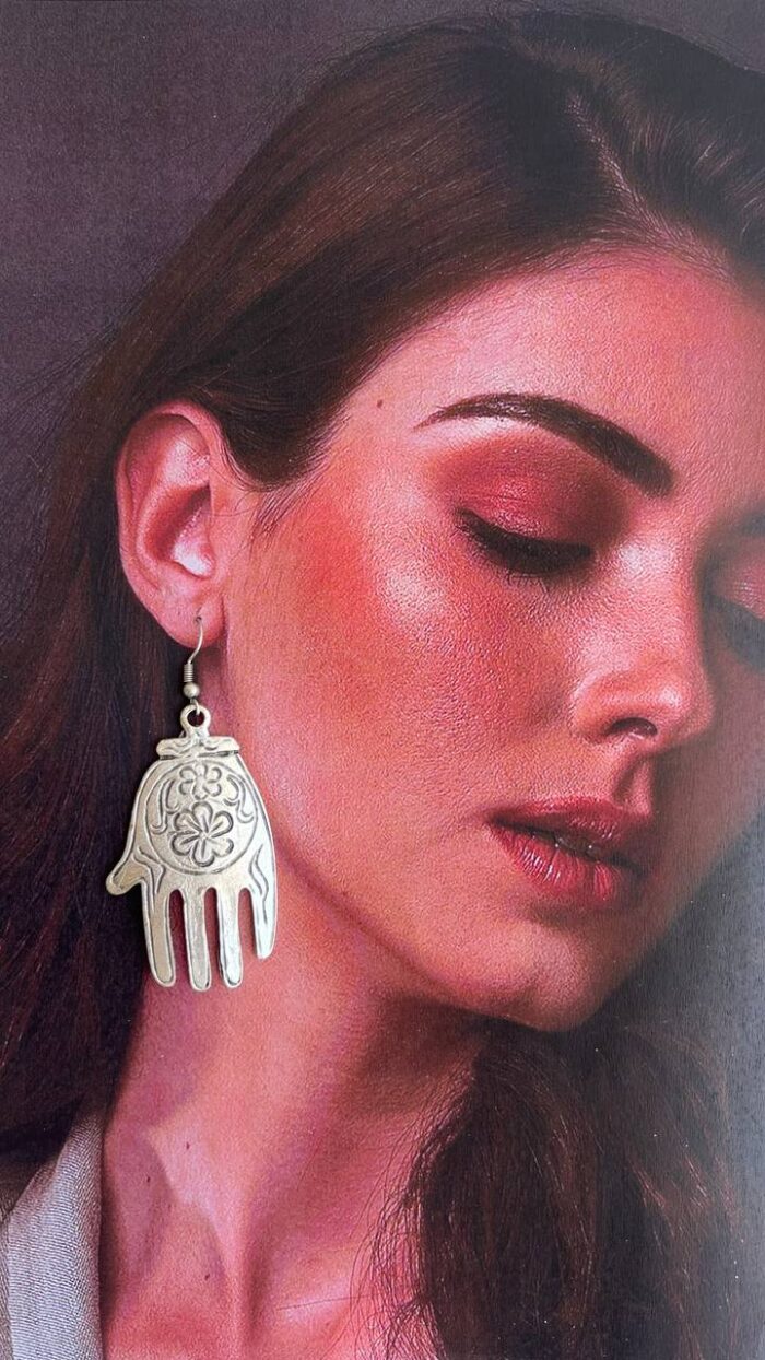 گوشواره ورشو به عنوان یک جز زینتی و شیک و به عنوان یک اکسسوری مهم به خوبی با انواع استایل ها هماهانگی دارد بخصوص مهمانی و میتواند به زیبایی ظاهرفرد بیافزاید