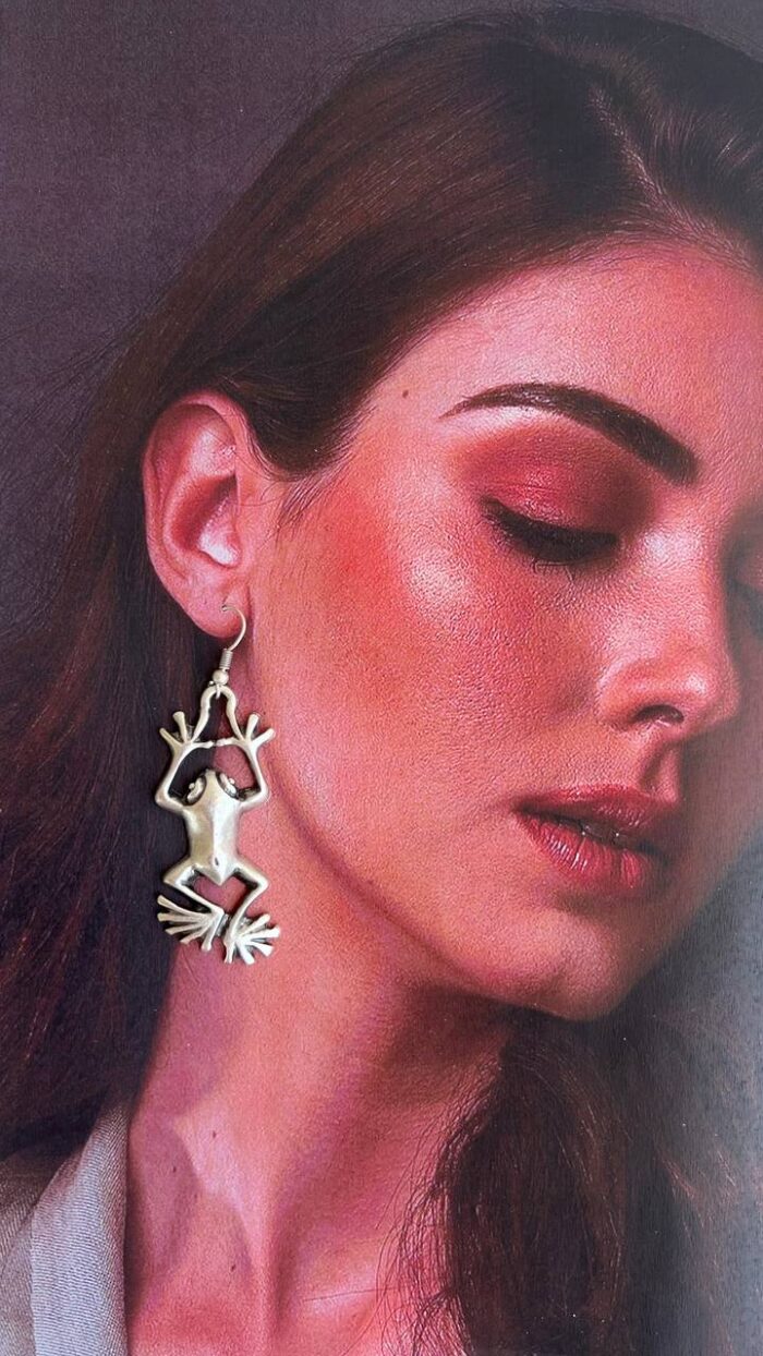 گوشواره ورشو به عنوان یک جز زینتی و شیک و به عنوان یک اکسسوری مهم به خوبی با انواع استایل ها هماهانگی دارد بخصوص مهمانی و میتواند به زیبایی ظاهرفرد بیافزاید