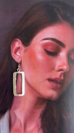 گوشواره ورشو به عنوان یک جز زینتی و شیک و به عنوان یک اکسسوری مهم به خوبی با انواع استایل ها هماهانگی دارد بخصوص مهمانی و میتواند به زیبایی ظاهرفرد بیافزاید
