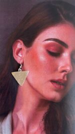 گوشواره ورشو به عنوان یک جز زینتی و شیک و به عنوان یک اکسسوری مهم به خوبی با انواع استایل ها هماهانگی دارد بخصوص مهمانی و میتواند به زیبایی ظاهرفرد بیافزاید