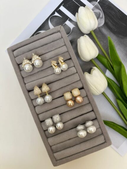 گوشواره مجلسی سوارسکی نوعی از گوشواره های بسیار شیک هستند گه برای مراسم های عروسی و مهمانی شب انتخابی فوق العاده هستند و جلوه ای ویژه می بخشد